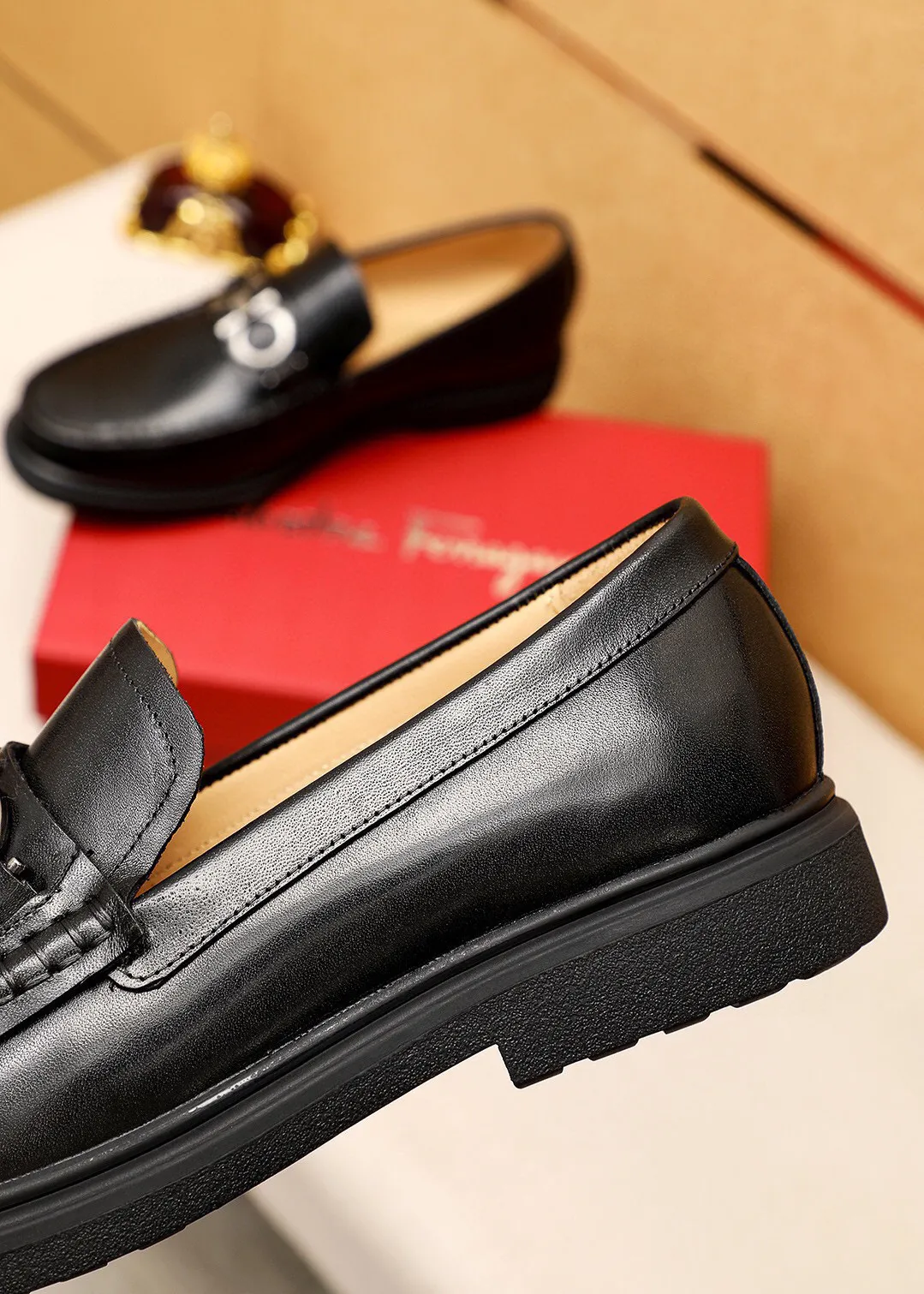 Men's shoes 💰460 💐 Product trademark: Ferragamo "Ferragamo" casual leather shoes Regular size: 38-44 (45🉑️customized) Product materials: Selected imported first-layer calfskin upper + luxury hardware buckle, imported water-dyed cow leather lining. Strong three-dimensional visual effect, rubber outsole Color: 1⃣️color optional